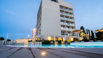 Piscine extérieure (ouverte en saison), parasols de plage