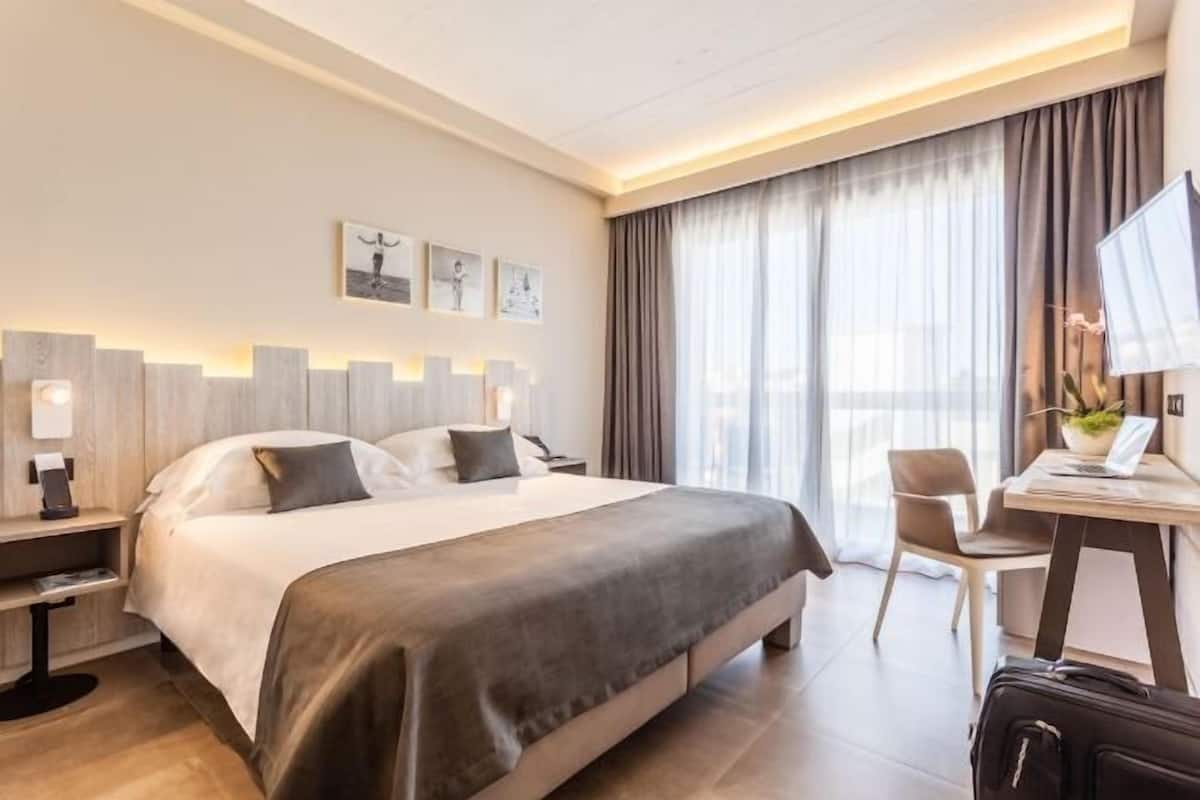 1 bedroom, minibar, in-room safe, desk