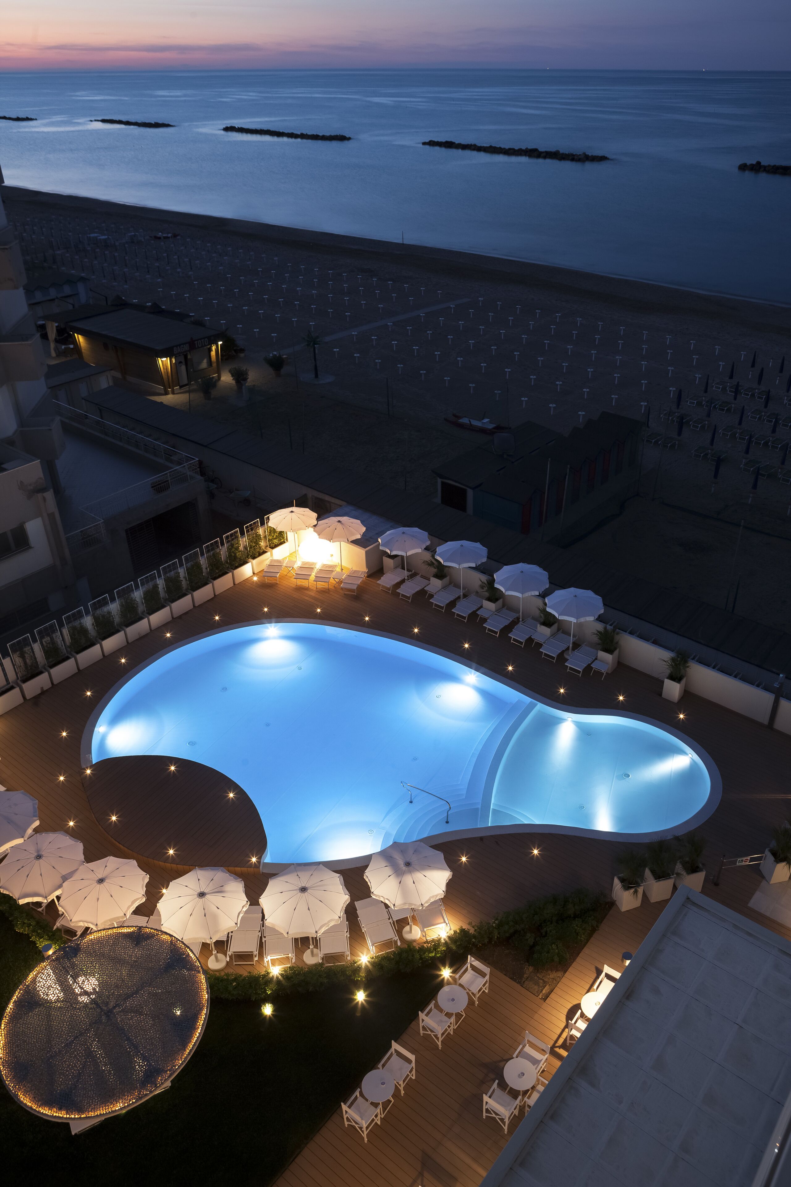 Piscine extérieure (ouverte en saison), parasols de plage