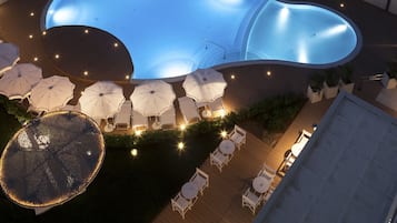 Piscine extérieure (ouverte en saison), parasols de plage