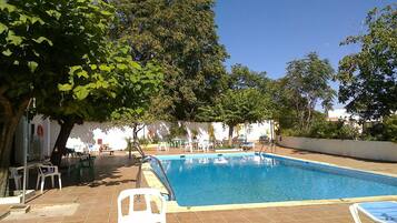 2 piscines a l'aire lliure (horari: 10:00-21:00), para-sols i gandules