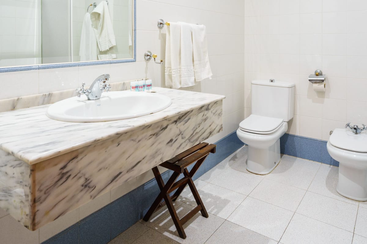 Habitación triple | Baño | Tina profunda, regadera tipo lluvia, amenidades de baño gratuitas