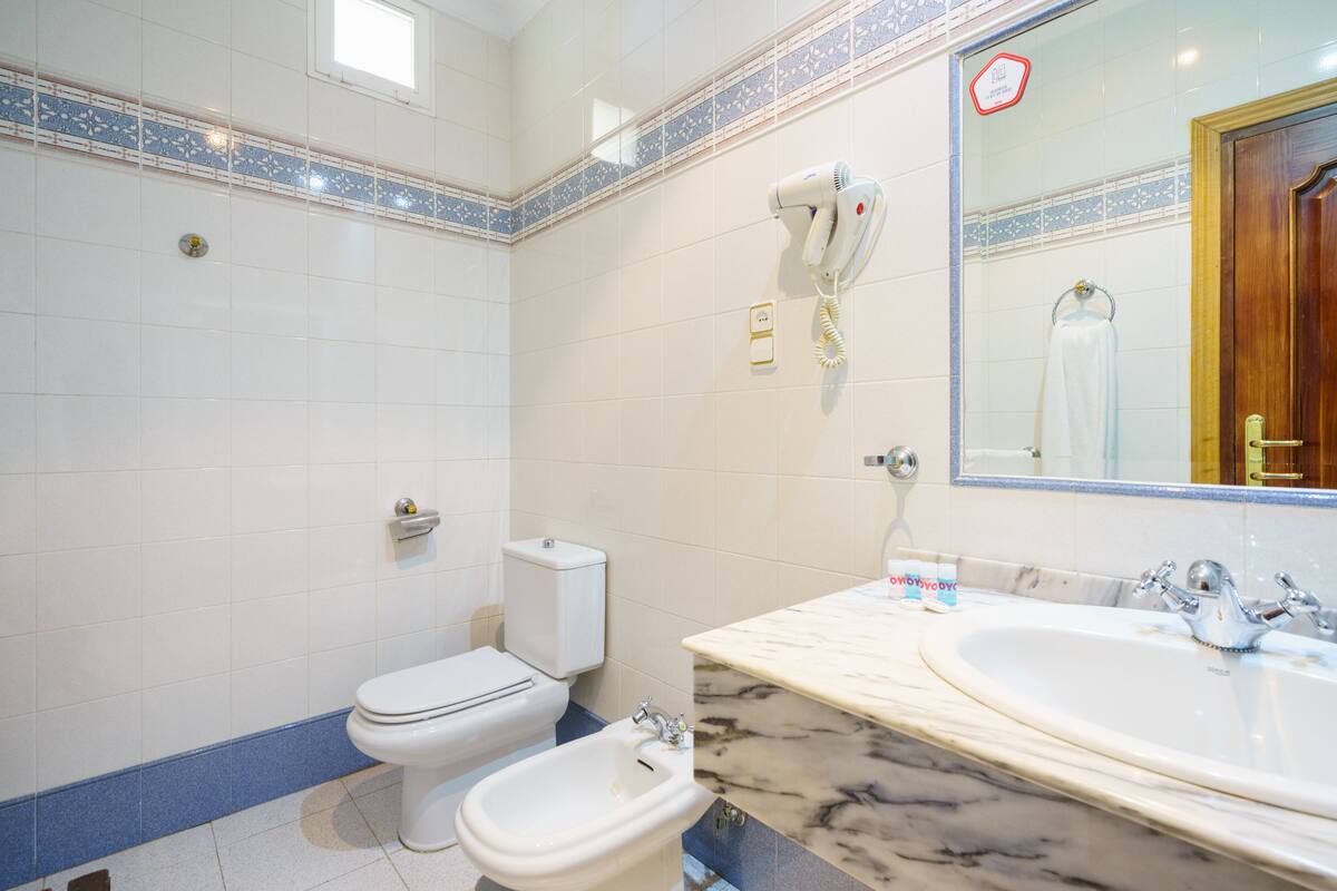 Double Room | Bathroom | Deep soaking tub, rainfall showerhead, free toiletries, hair dryer