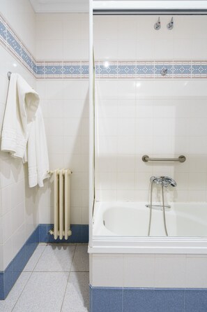 Habitación triple | Baño | Bañera profunda y cabezal de ducha tipo lluvia