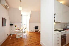 In-room dining - Hello Lisbon Conde Barão Apartments (Lisbon)