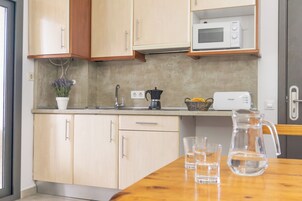 Frigorífico, microondas y utensilios de cocina