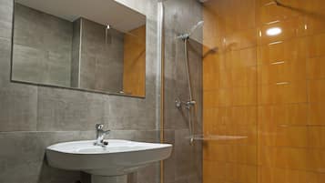 Een douche, een regendouche, handdoeken