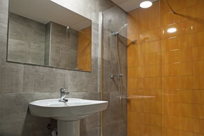Shower, rainfall showerhead, towels - RVApartaments Treumal Park (Castell-Platja d'Aro)