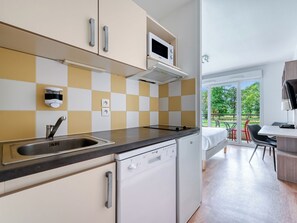 Una cocina moderna con lavavajillas, microondas y un salpicadero a cuadros.