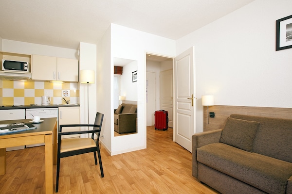 Caja de seguridad en la habitación y escritorio