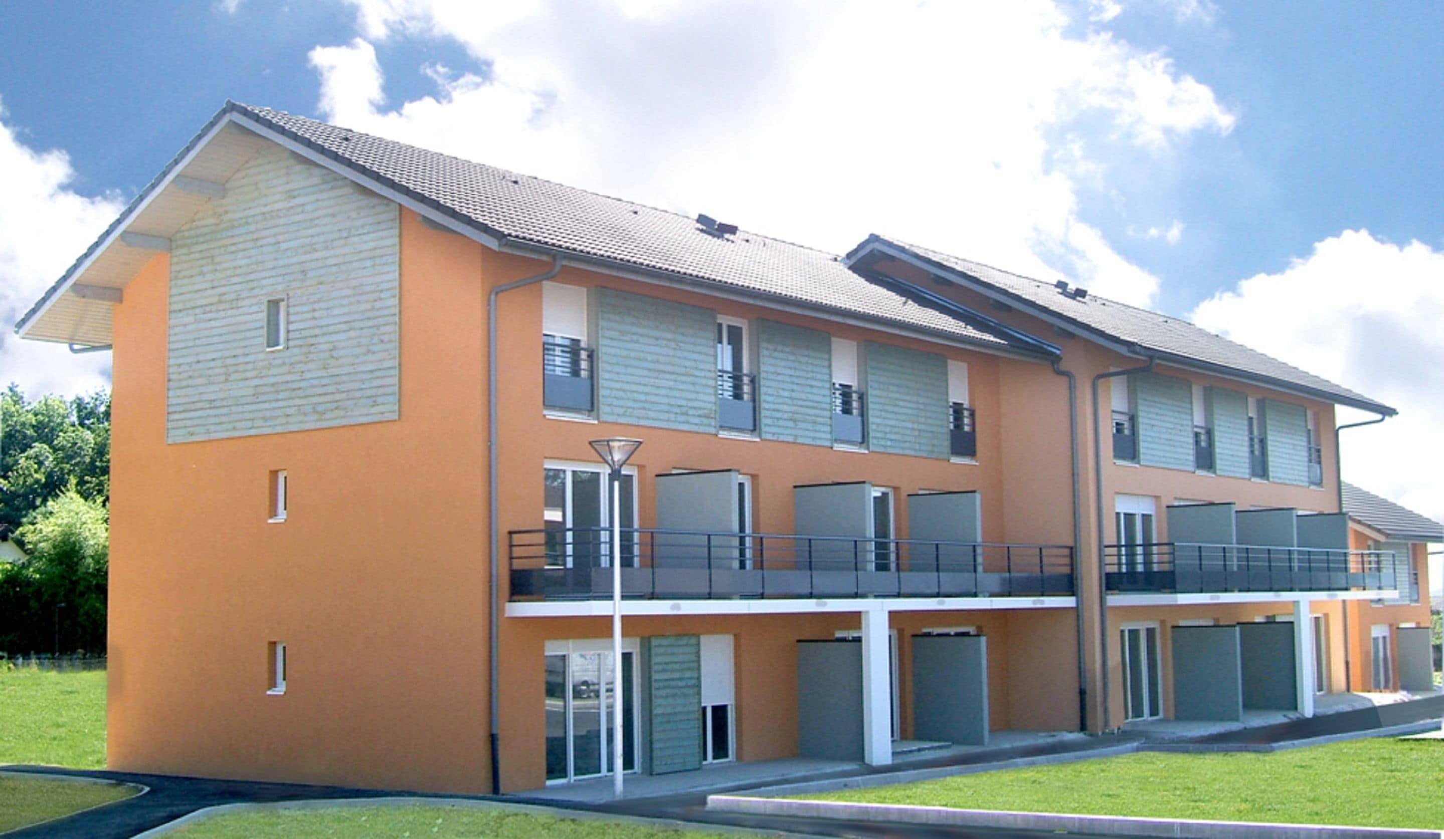 Un hôtel à plusieurs étages, doté d’un toit plat, de grandes fenêtres et d’un espace extérieur couvert.