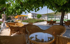 Poolside bar - Medplaya Aparthotel Sant Eloi (Tossa de Mar)