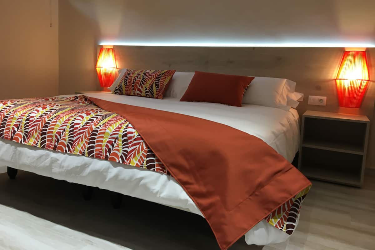 Cofres nos quartos, Wi-Fi de cortesia, roupa de cama