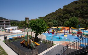 Una piscina al aire libre, tumbonas