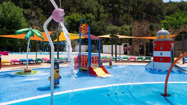 Piscine extérieure, chaises longues