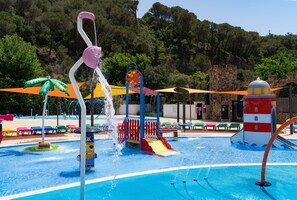 Piscina a l'aire lliure i gandules 