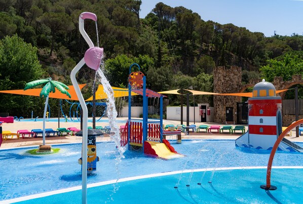 Outdoor pool, sun loungers - Medplaya Aparthotel Sant Eloi (Tossa de Mar)