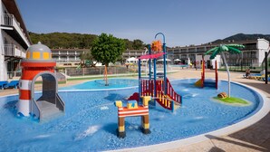 Piscine extérieure, chaises longues