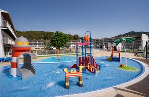 Una piscina al aire libre, tumbonas