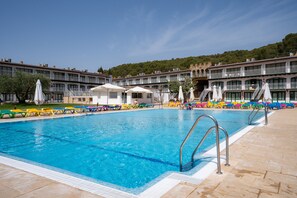 Piscina a l'aire lliure i gandules 