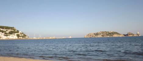 Una spiaggia nelle vicinanze