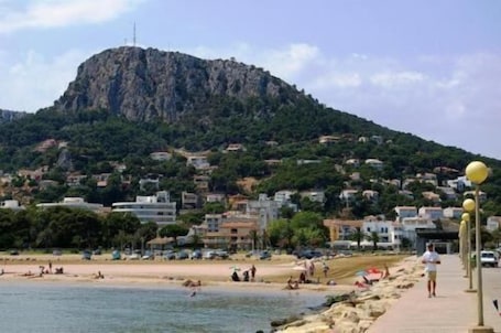 Beach nearby. RVApartaments Villas Piscis