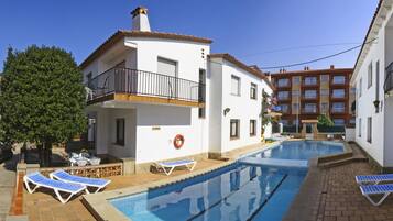 Outdoor pool, pool loungers