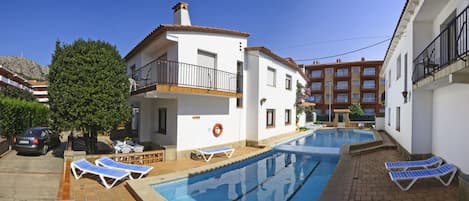 室外游泳池,提供日光浴躺椅