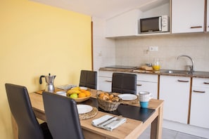 Fridge, microwave, coffee/tea maker, cookware/dishes/utensils - RVApartaments Els Salats (Torroella de Montgrí)