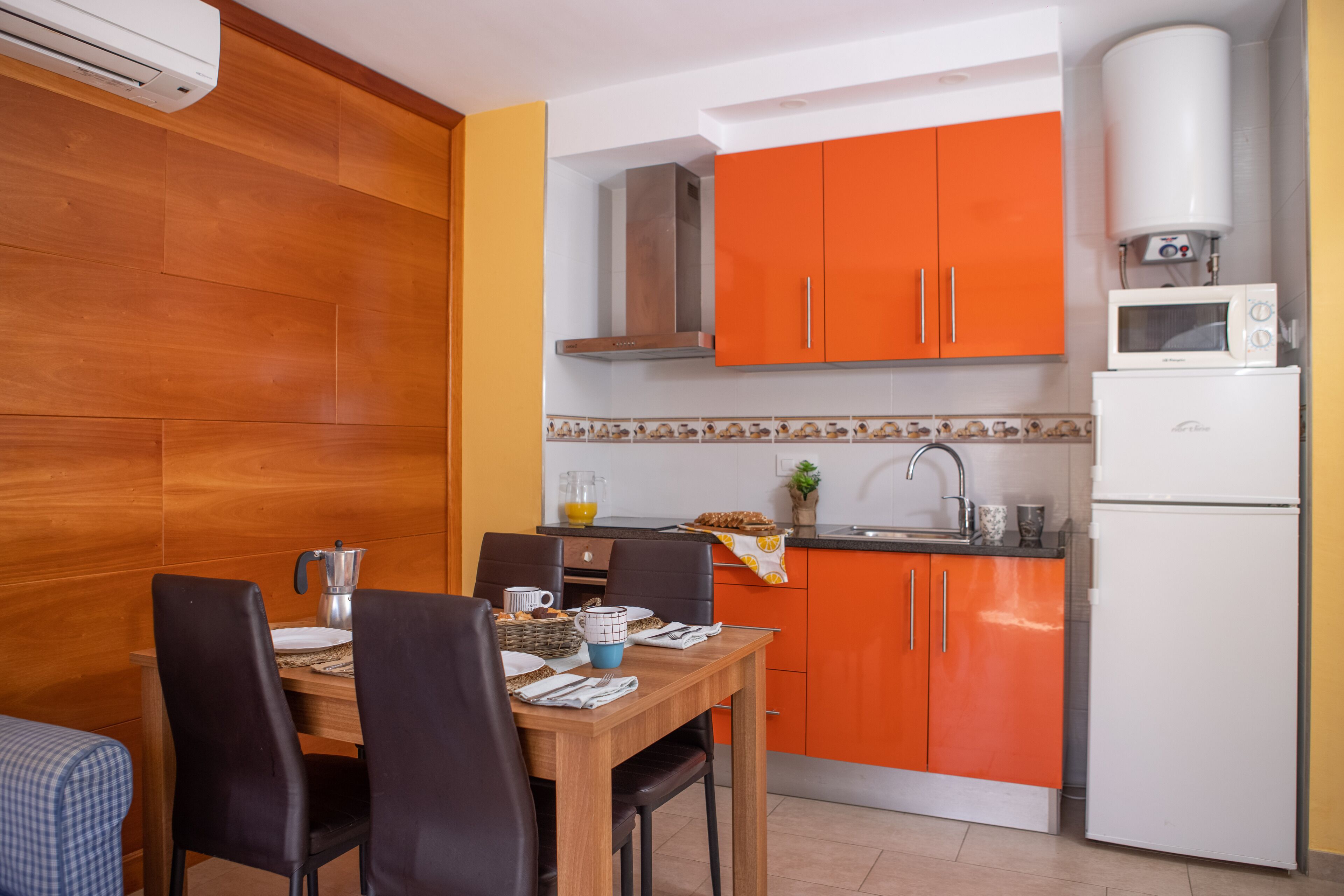 Kühlschrank, Mikrowelle, Wasserkocher mit Kaffee-/Teezubehör