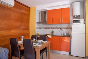 Refrigerador, microondas, cafetera y tetera y utensilios de cocina