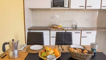 Fridge, microwave, coffee/tea maker, cookware/dishes/utensils