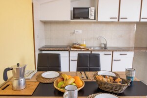 Cafetera o tetera, frigorífico, microondas y utensilios de cocina