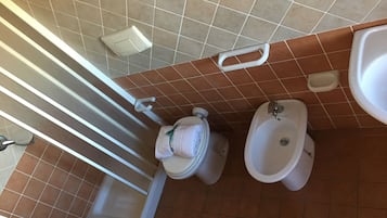 Douche, sĂšche-cheveux, bidet, serviettes fournies
