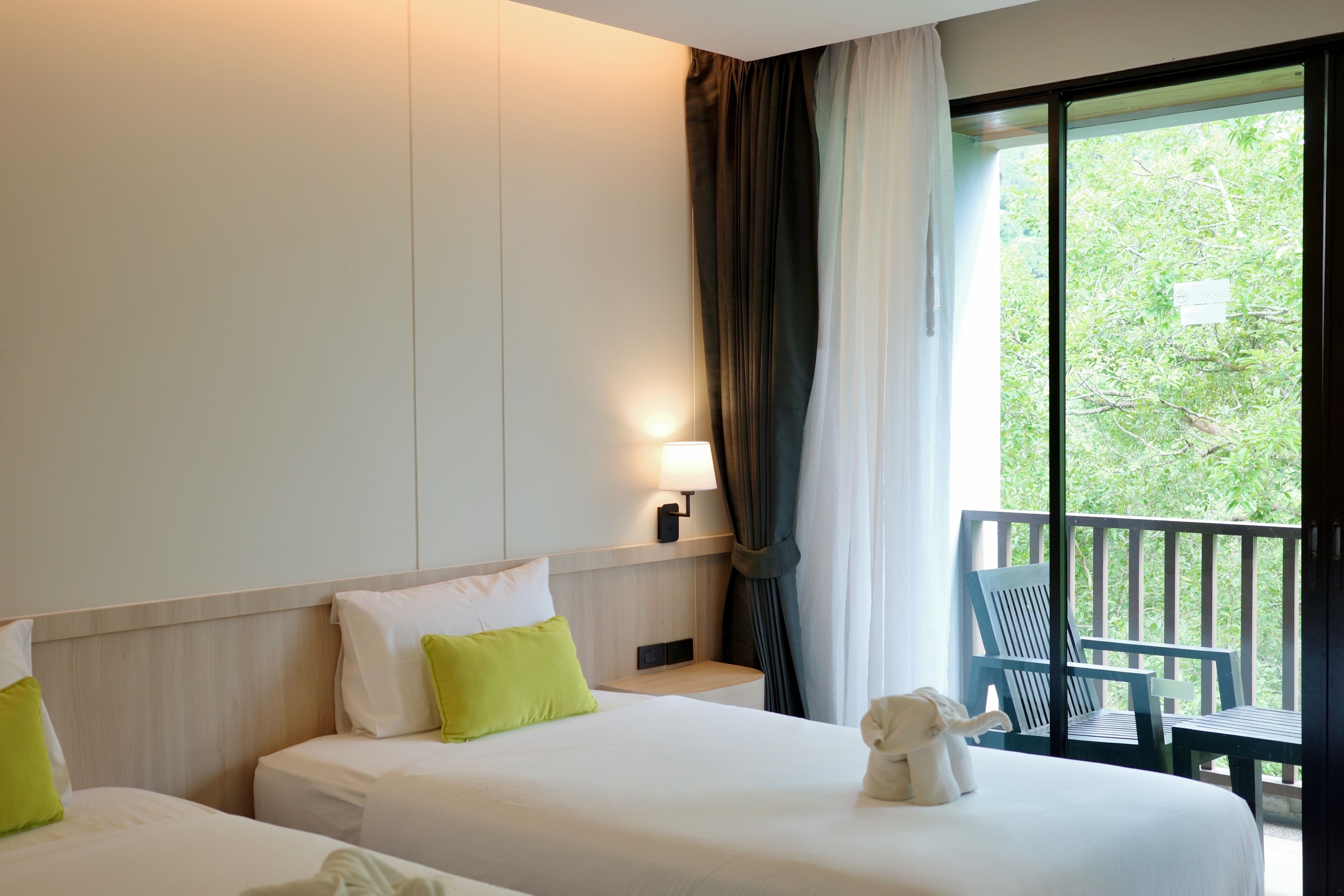 Deluxe Room, Garden View | Premium bedding, minibar, in-room safe, desk