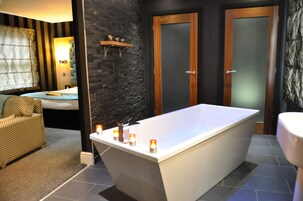 淋浴/盆浴组合、免费洗浴用品、吹风机、毛巾