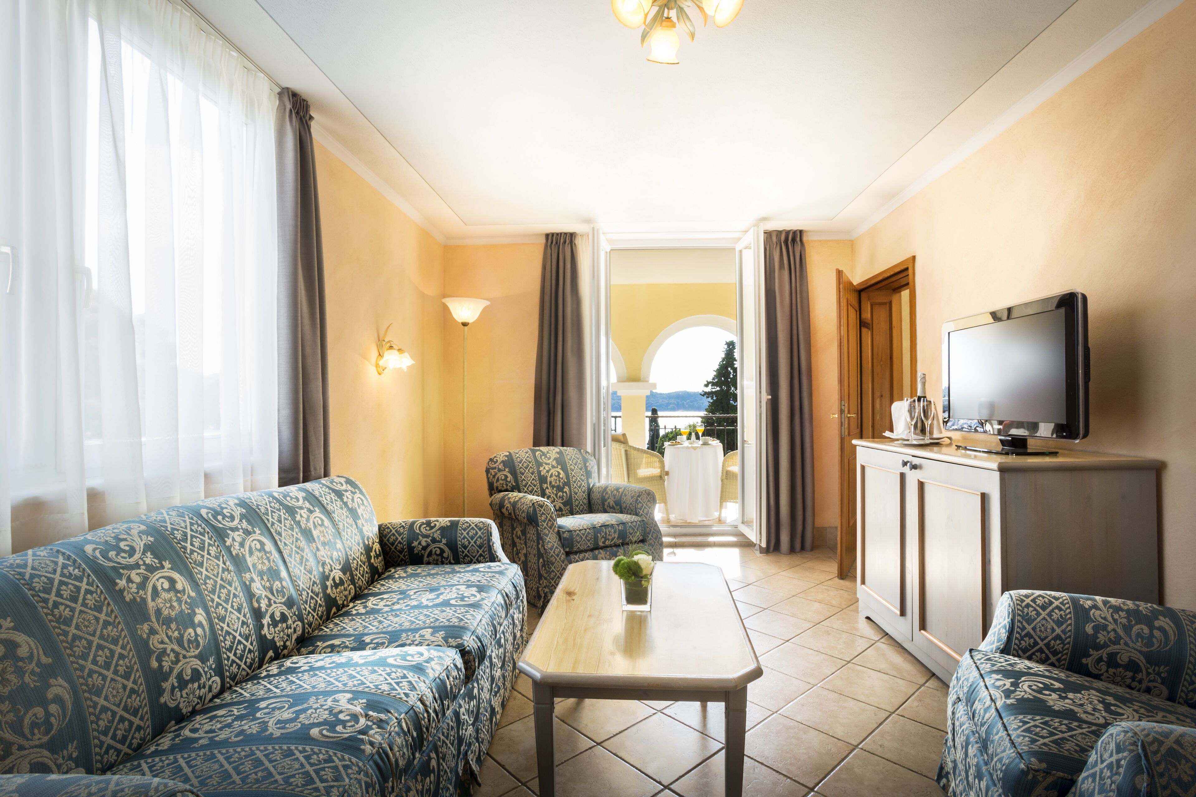 deluxe suite belvedere | living room | 53-cm tv with satellite channels