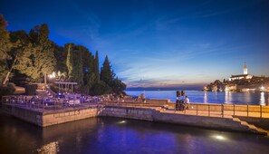 3 bars/lounges, poolside bar