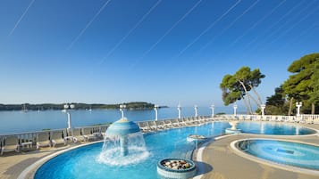 Piscine extérieure, parasols de plage, chaises longues