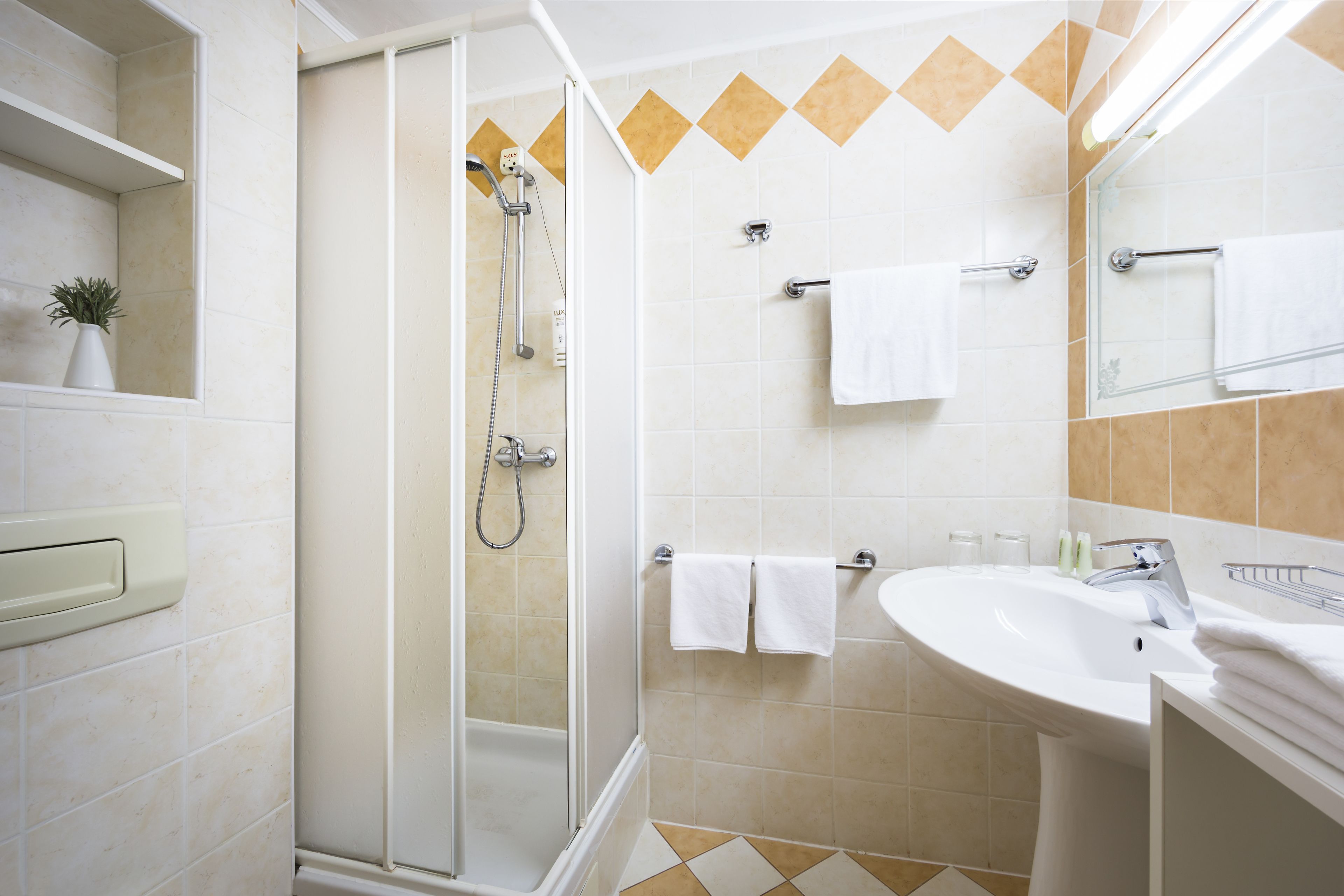 family suite | bathroom | free toiletries, hair dryer, towels