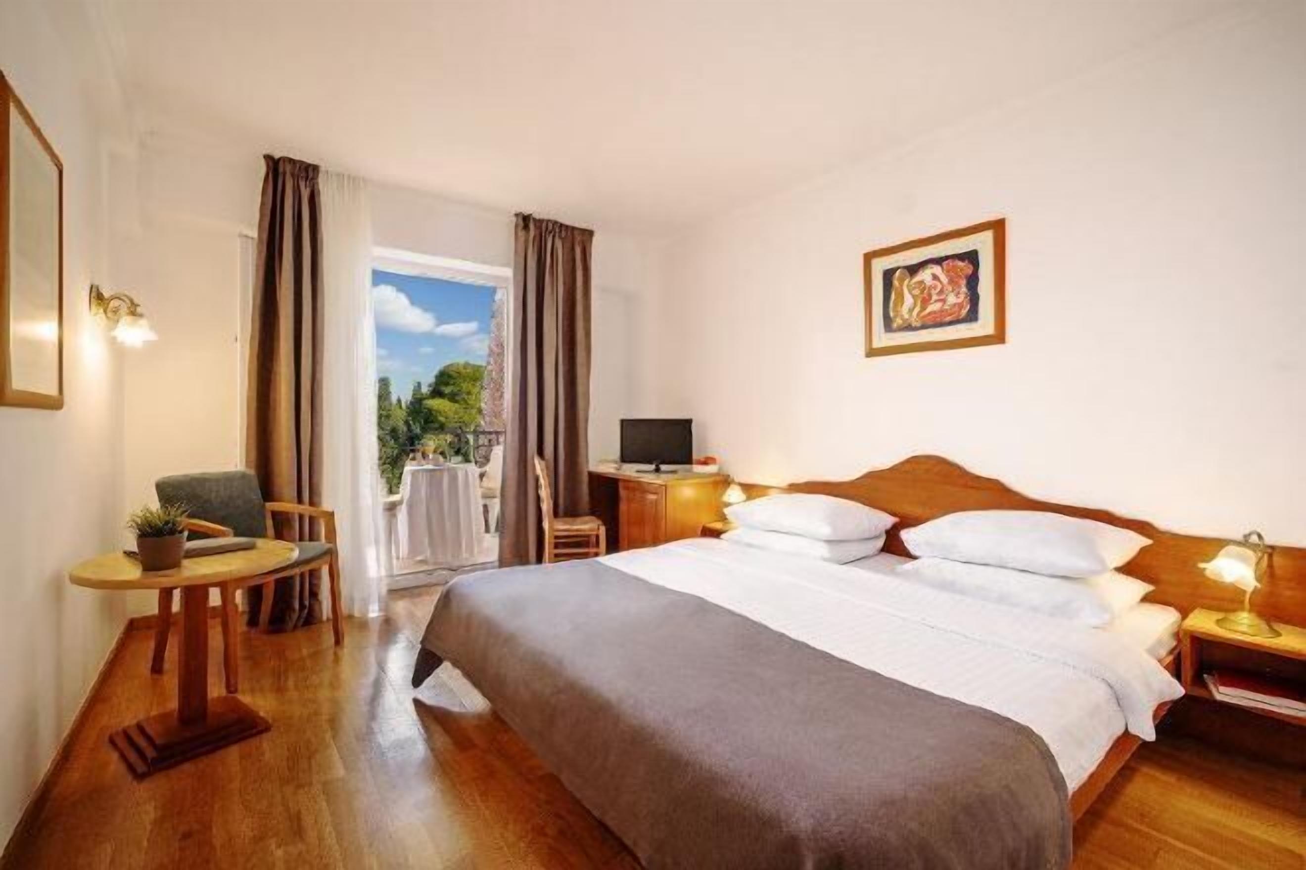 Minibar, caja fuerte, escritorio y cortinas opacas