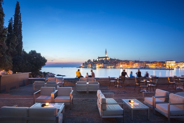 3 bars/lounges, poolside bar