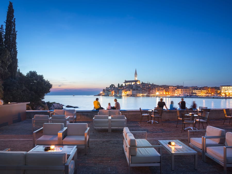 3 bars/lounges, poolside bar