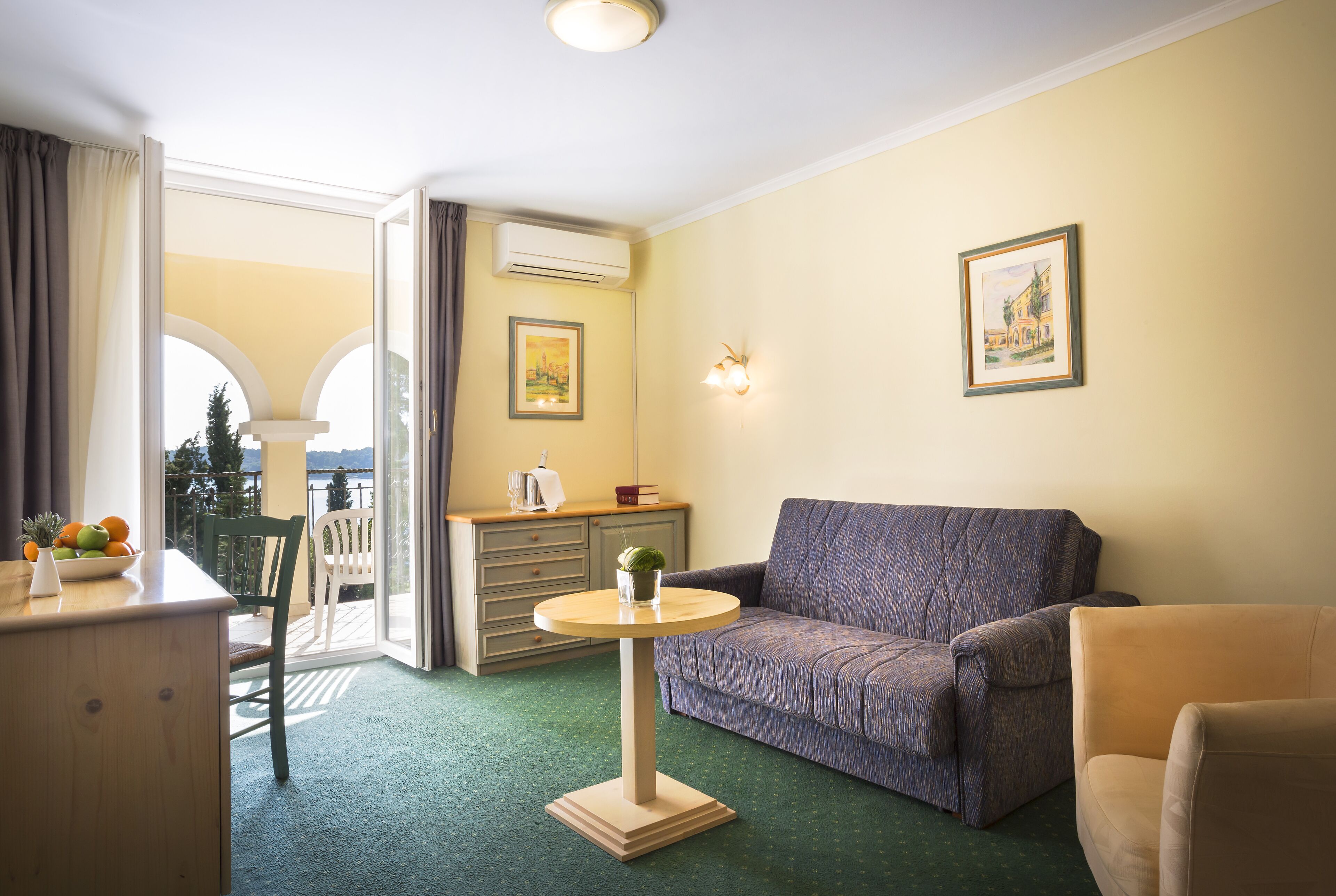 executive suite | living room | 53-cm tv with satellite channels