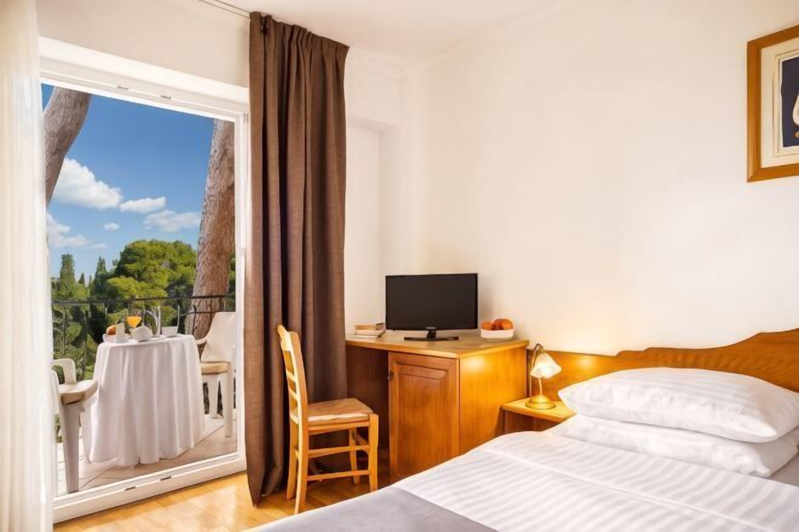 迷你吧、客房内保险箱、办公桌、遮光窗帘