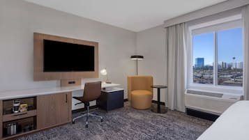 Habitació, 1 llit de matrimoni gran, accessible (Mobility & Hearing, Roll-In Shower) | Roba de llit d'alta qualitat i matalassos amb encoixinament addicional