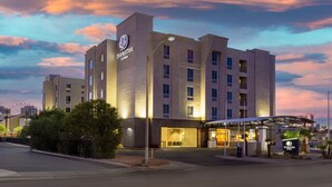 A modern hotel with a prominent sign, a covered entrance, and a well-lit facade. - DoubleTree by Hilton Las Vegas East Flamingo (Las Vegas)
