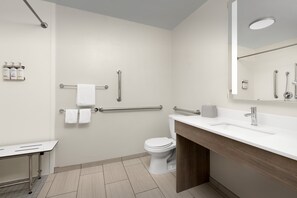 Chambre Standard, 1 très grand lit, accessible aux personnes à mobilité réduite (Communications) | Salle de bain | Ensemble douche/baignoire, douche hydromassante