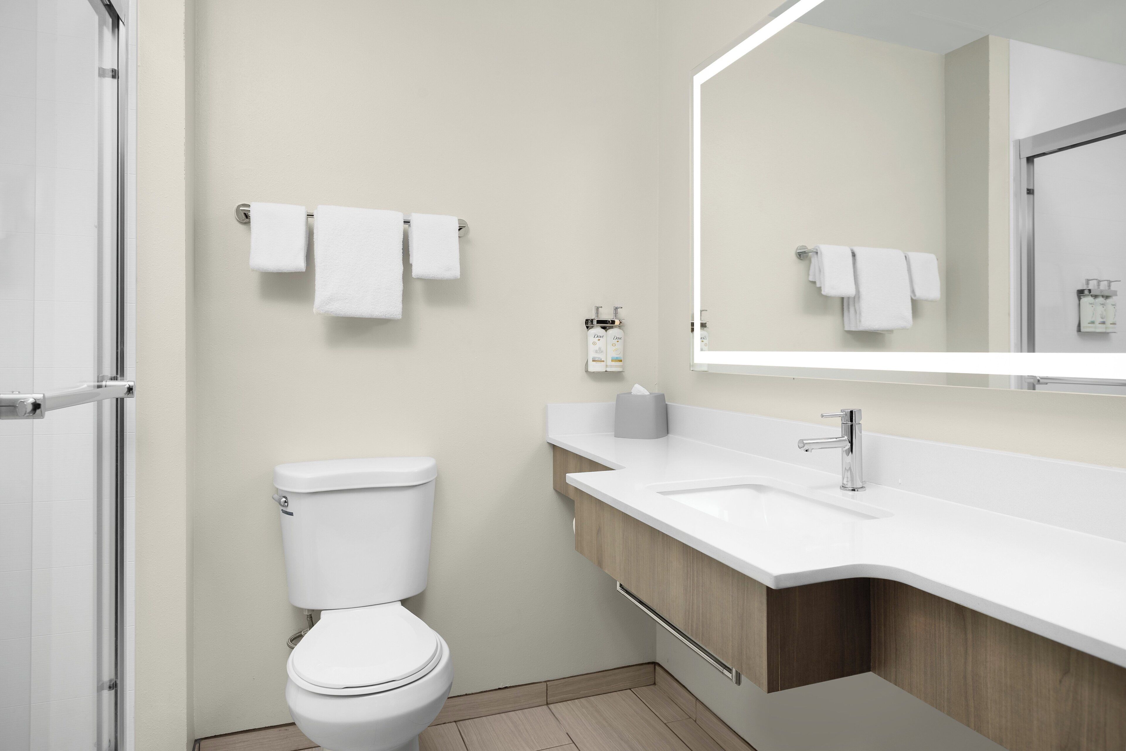 Combined shower/tub, hydromassage showerhead, eco-friendly toiletries