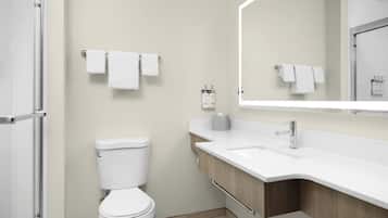 Combined shower/tub, hydromassage showerhead, eco-friendly toiletries